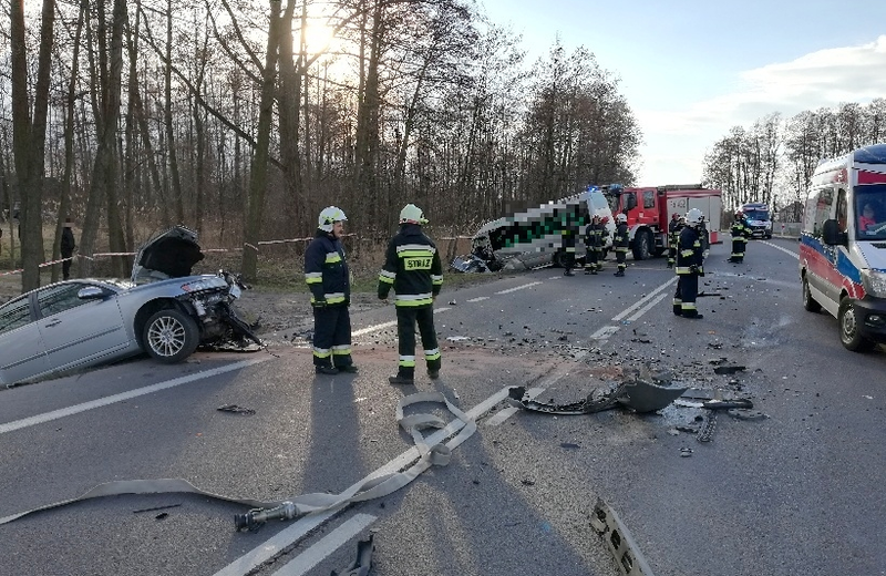 Po zderzeniu busa z osobówką 11 rannych trafiło do szpitali