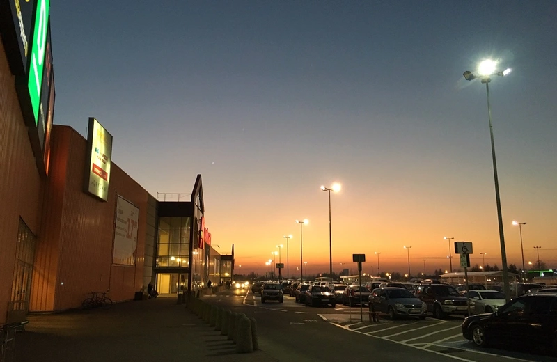 Pożar w Auchan w Krasnem. Ewakuowano 400 osób, jedna osoba z obrażeniami