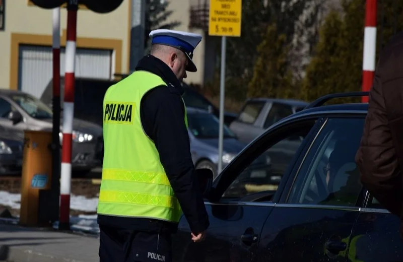 Zatrzymano 37-latke z 2 promilami. Z 12-letnim dzieckiem chciała przejechać ponad 100 km