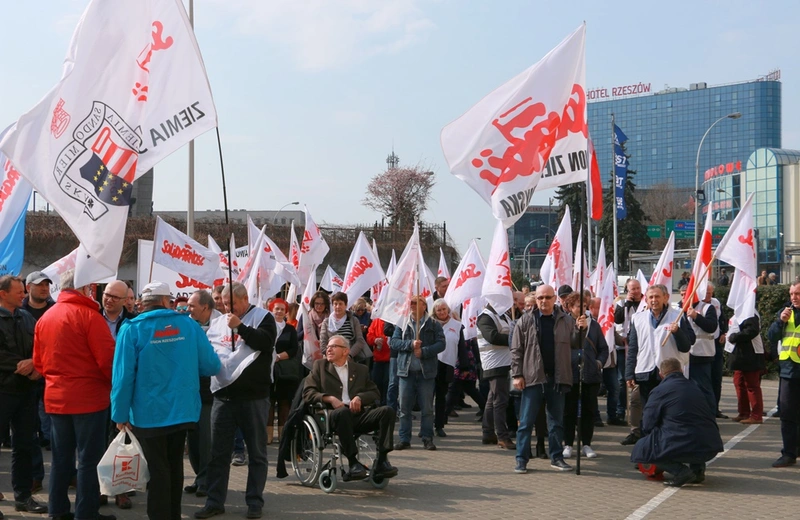 Pod Urzędem Wojewódzkim odbył się protest &#8222;Solidarności&#8221;