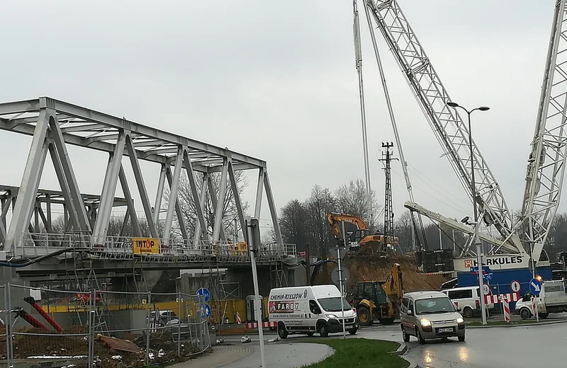 Przebudowa wiaduktu kolejowego nad al. Wyzwolenia. Zapowiadają się kolejne objazdy