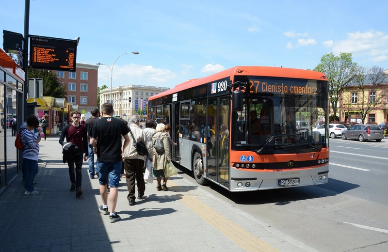 Świąteczne kursy autobusów i dodatkowy przystanek dla linii nr 2 i 47