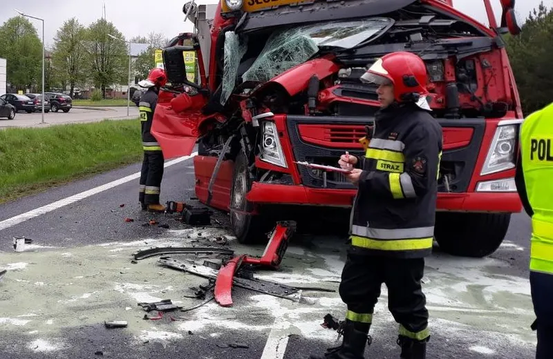 Zablokowana krajowa &#8222;dziewiątka&#8221;. Naczepa z kruszywem uległa uszkodzeniu