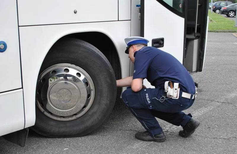 Na parkingu przy hali na Podpromiu uruchomiono punkt kontroli autokarów