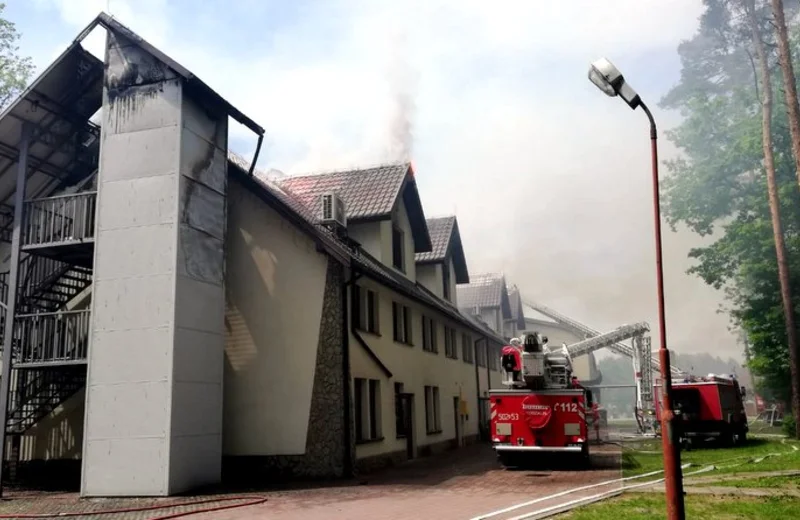 Blisko 100 strażaków gasiło pożar hotelu w Chotowej k. Dębicy