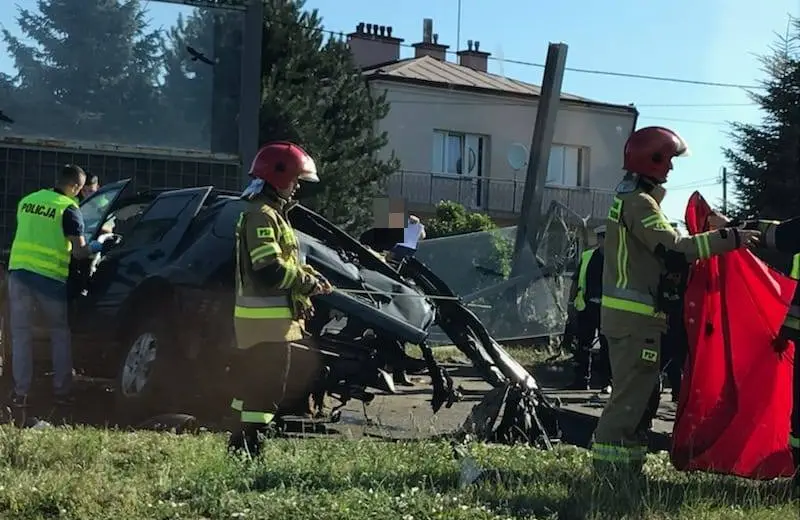 Śmiertelny wypadek na ul. Krakowskiej. Wypadli z koziołkującego mercedesa