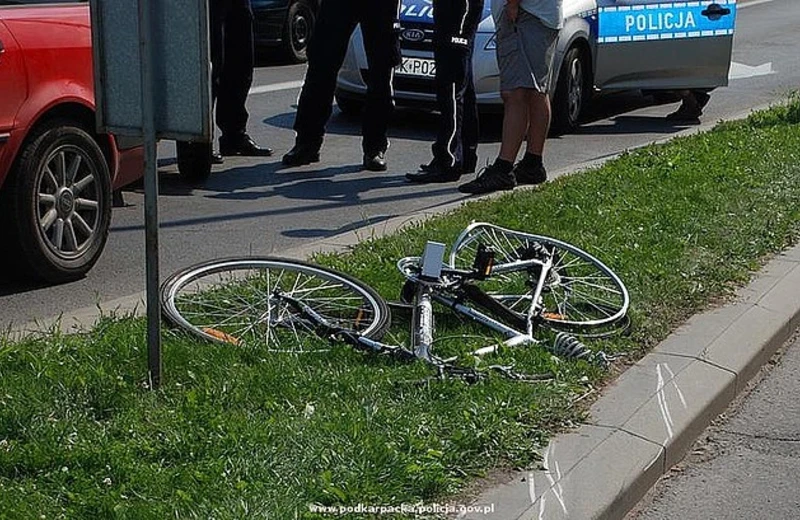 Wypadki rowerzystów. W Rzeszowie pijany 55-latek wjechał jednośladem w kierującą rowerem kobietę  