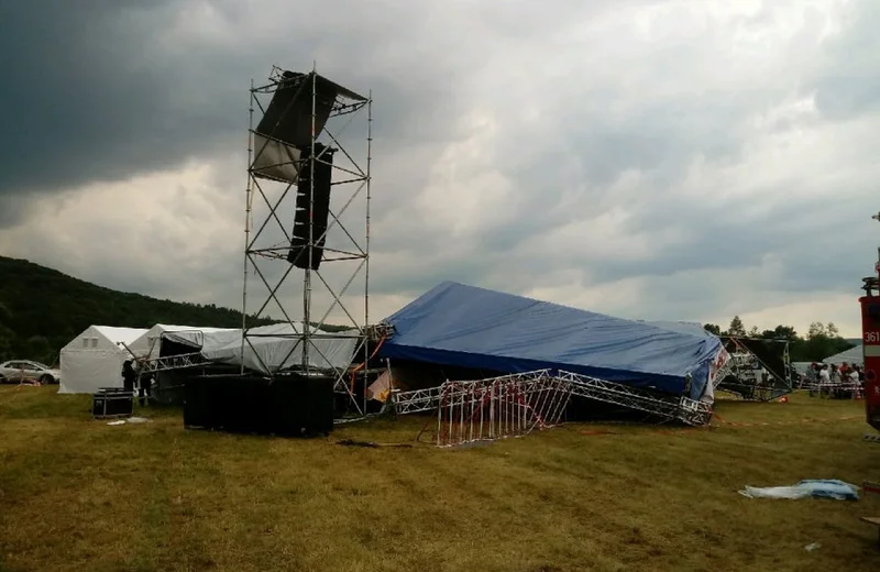 W czasie festynu zawalił się dach sceny. Trzy osoby przewieziono do szpitala