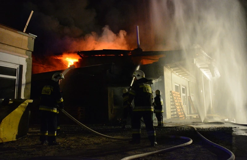 Pożar hali w Krośnie. Akcja strażacka trwała prawie 7 godzin