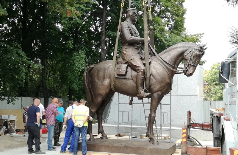 Marszałek Józef Piłsudski przybył na plac Wolności [VIDEO]