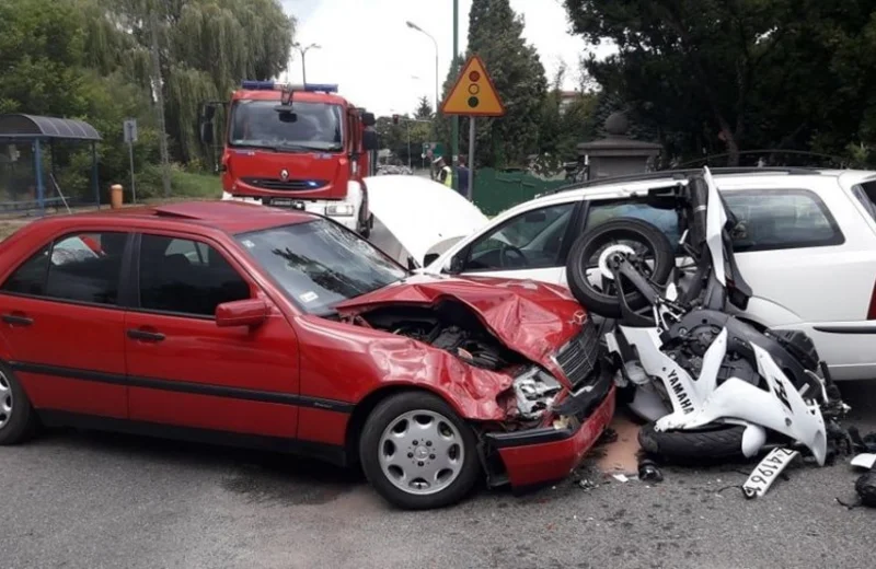 Nie ustąpił pierwszeństwa motocyklowi. 26-latek trafił do szpitala