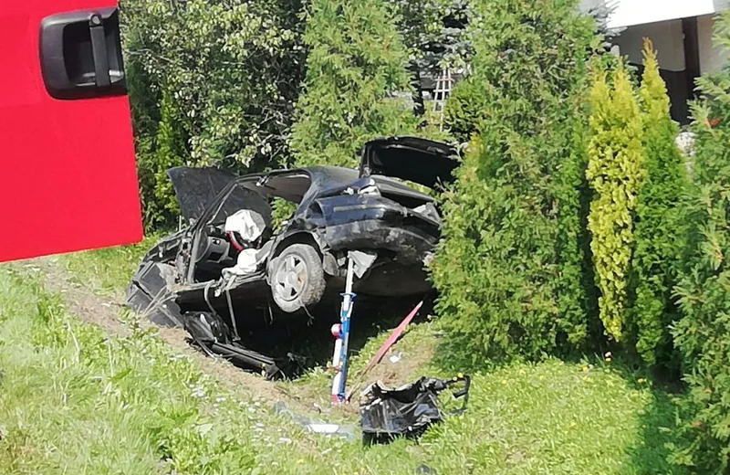 Samochód wypadł z drogi i dachował. Kierowca nie przeżył