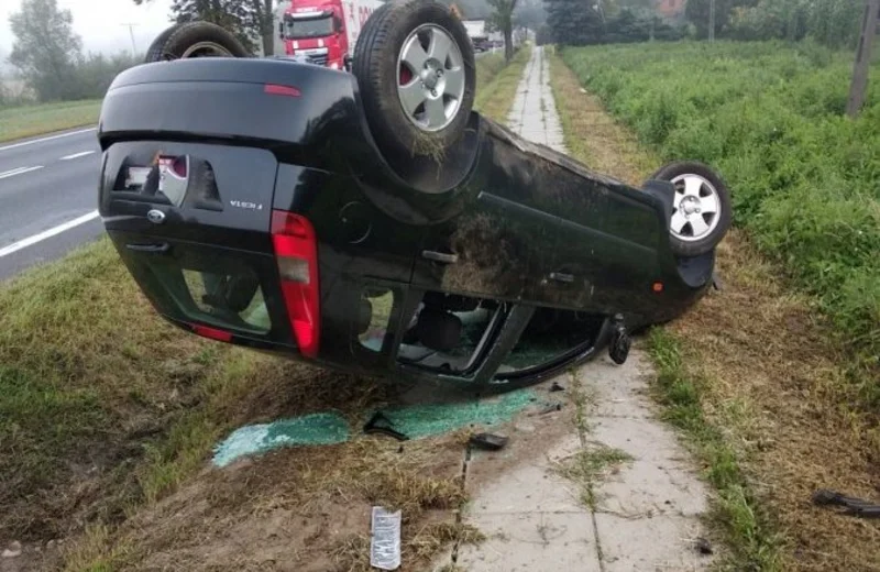 Dachowanie samochodu na dk 73. Kierowca najprawdopodobniej zasnął 