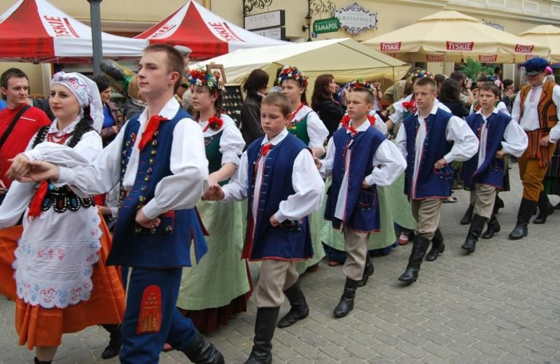 Niematerialny skarb &#8211; strój rzeszowiaków, czyli rańtuch na głowie i łoktusza na ramiona