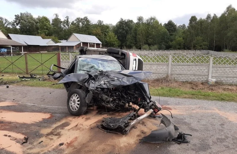 Czołowe zderzenie samochodów. Cztery osoby trafiły do szpitala