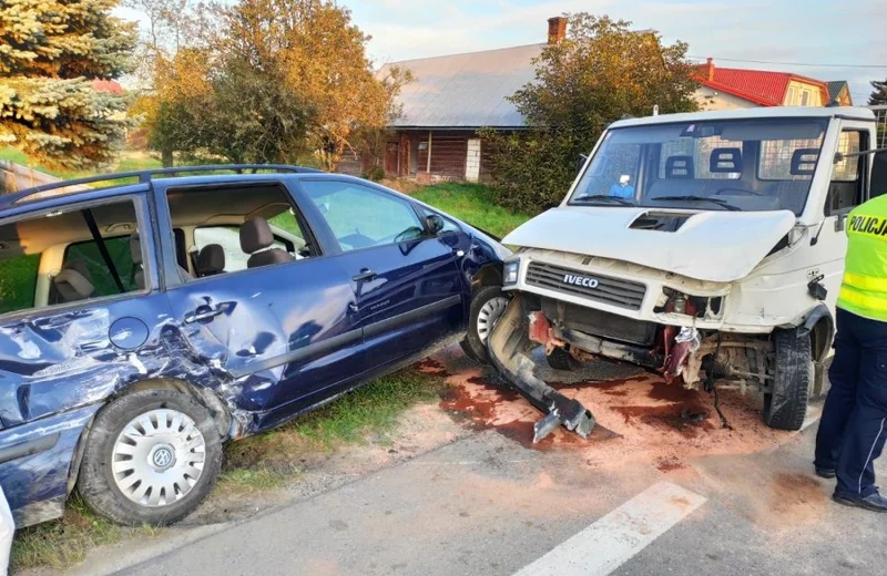 Niebezpieczne zderzenie dwóch pojazdów. Do szpitala trafiła kobieta z dziećmi w wieku 4 i 6 lat 