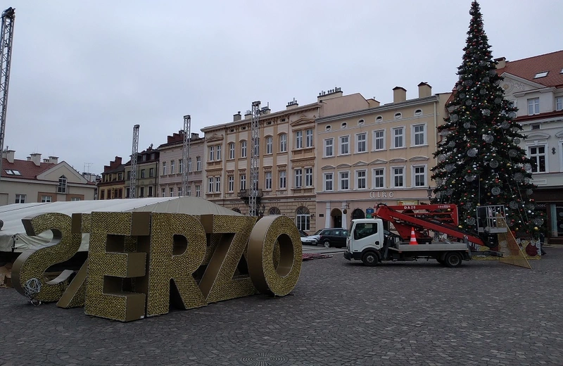 Świąteczna choinka zdobi rzeszowski Rynek. Rozpoczęto montaż iluminacji