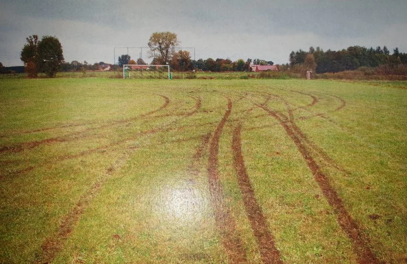 Zniszczyli murawę boiska sportowego. Straty wyceniono na 55 tys. zł