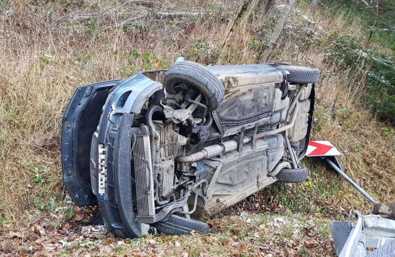 Doprowadził do kolizji, wioząc cztery osoby. Był pijany i poszukiwany