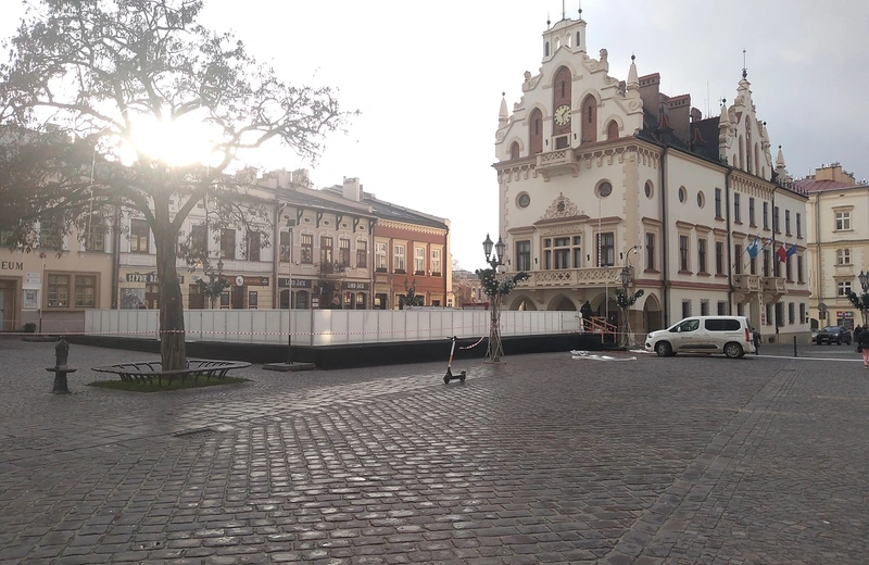 Sezonowe lodowisko już stoi przy ratuszu. Kiedy otwarcie? [FOTO]