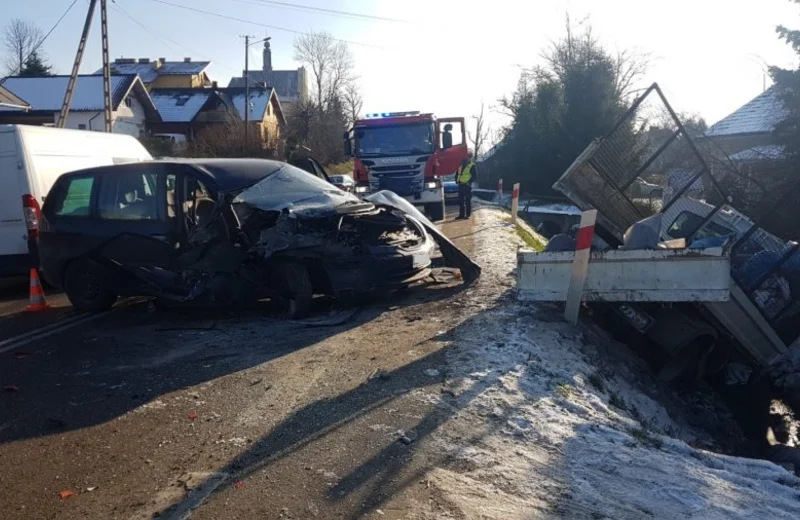 Zderzenie dwóch samochodów. Do szpitala trafiło 8-miesięczne dziecko