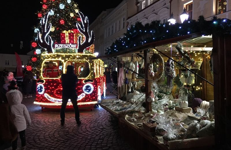 Magia świąt na rzeszowskim Rynku. Ruszył Jarmark Bożonarodzeniowy