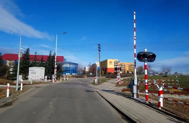 Pijany kierowca zawisł samochodem na torowisku. Zdarzenie miało miejsce przy ul. Warszawskiej