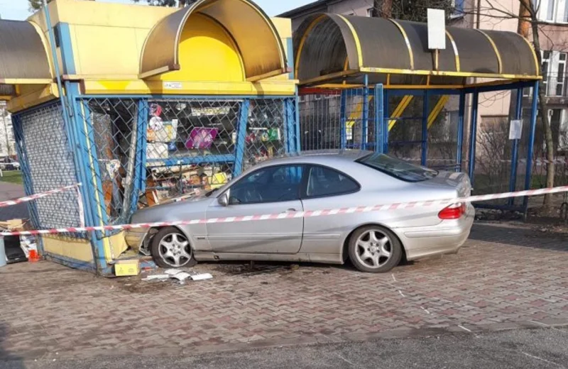 19-latek, kierujący mercedesem, uderzył w kiosk. Jedna osoba nie żyje