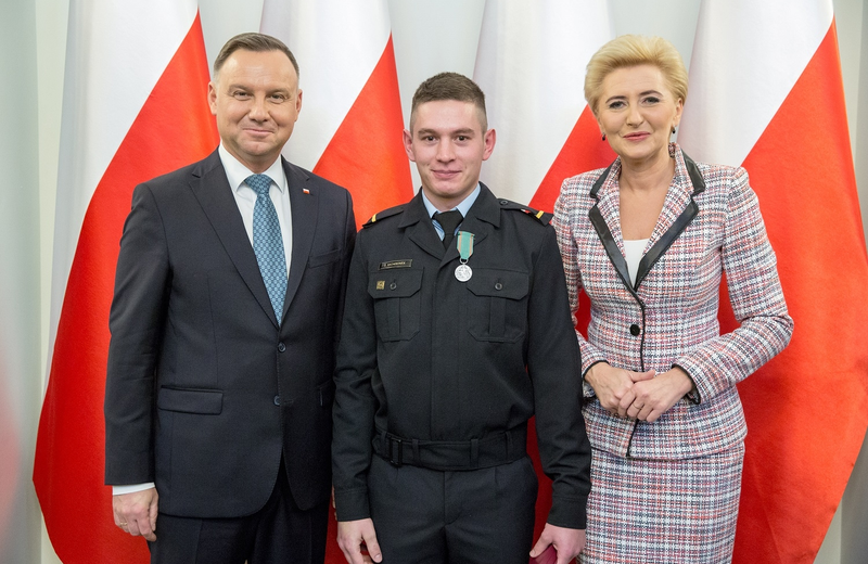 Strażak z rzeszowskiej komendy miejskiej otrzymał medal od Prezydenta RP