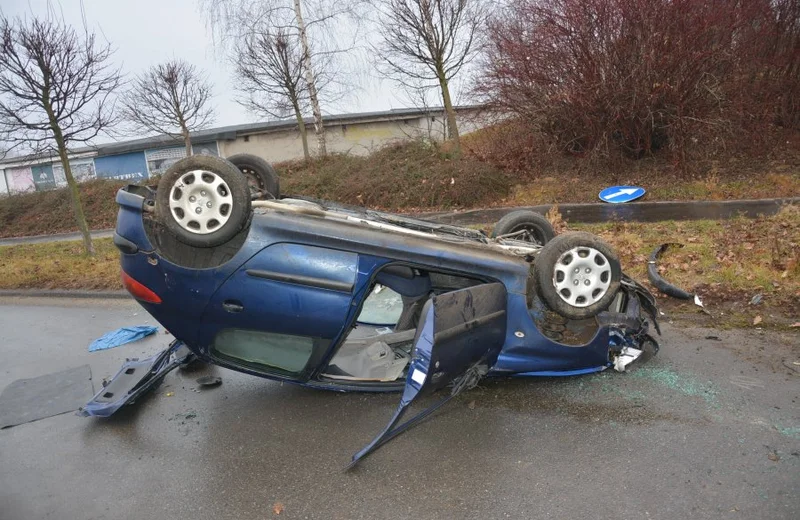 Sprawca dachowania był nietrzeźwy. Kierowca wraz z pasażerem uciekli z miejsca zdarzenia