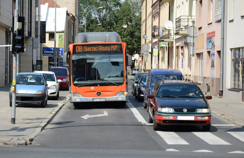 ZTM nie wprowadzi zmian na linii 0A i 0B, ale nowe tabliczki na przystankach pozostaną