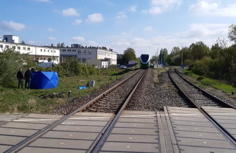 Tragiczny wpadek na przejeździe kolejowym przy ul. Zawiszy Czarnego. Zginął rowerzysta