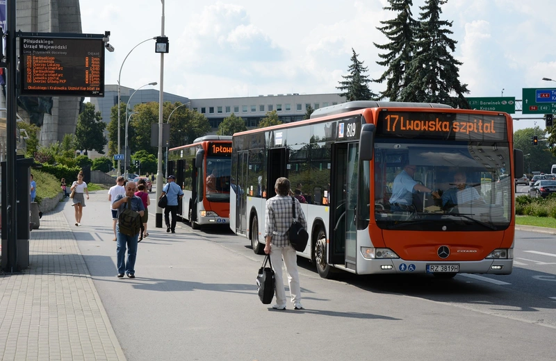 Więcej pasażerów w autobusach komunikacji miejskiej