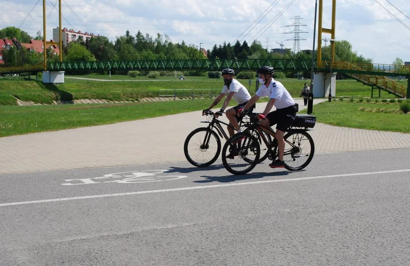 Policjanci na rowerach patrolują ulice i tereny rekreacyjne w Rzeszowie