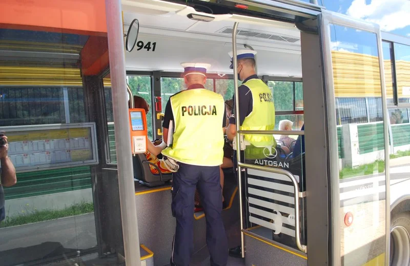 Policyjne działania w autobusach. Skontrolowano 775 pasażerów