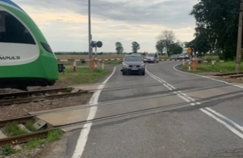 Wjechał na przejazd kolejowy. Maszynista zdążył zatrzymać pociąg