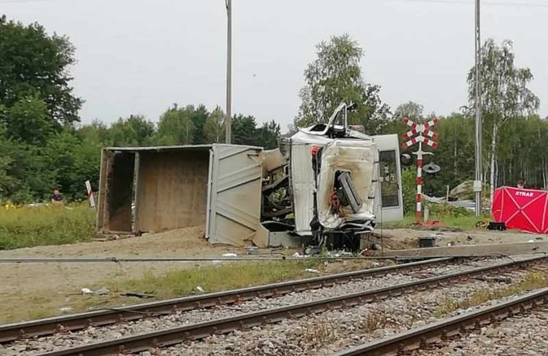 Zderzenie ciężarówki z pociągiem. Nie żyje kierowca samochodu