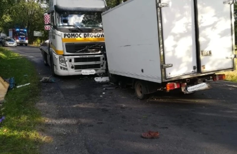 Czołowe zderzenie ciężarówek w Zarzeczu. Nie żyje 60-latek