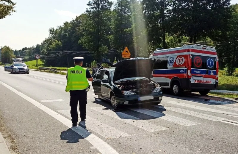 Zderzenie karetki z osobówką. Ranne trzy osoby