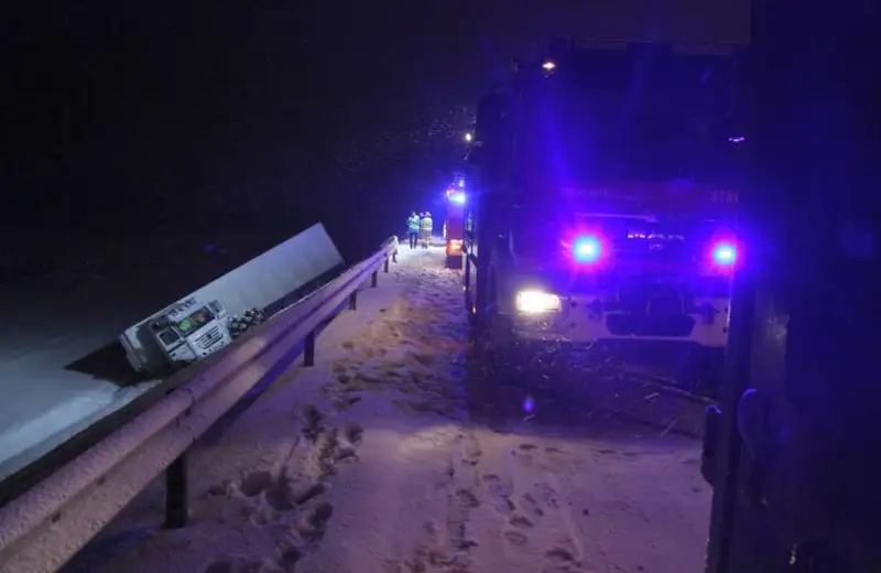 Wypadek na DK9 w Chmielowie. Ciężarówka z naczepą spadła z nasypu