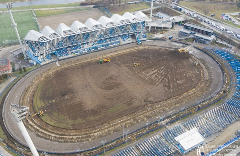 Na Stadionie Miejskim zaczynają montować nowe słupy oświetleniowe