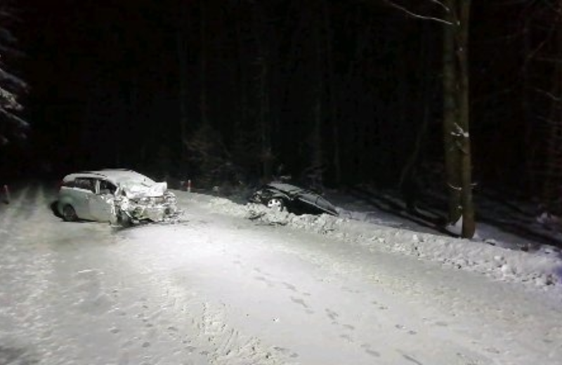 Czołowe zderzenie w Brzózie Królewskiej. Nie żyją dwie osoby