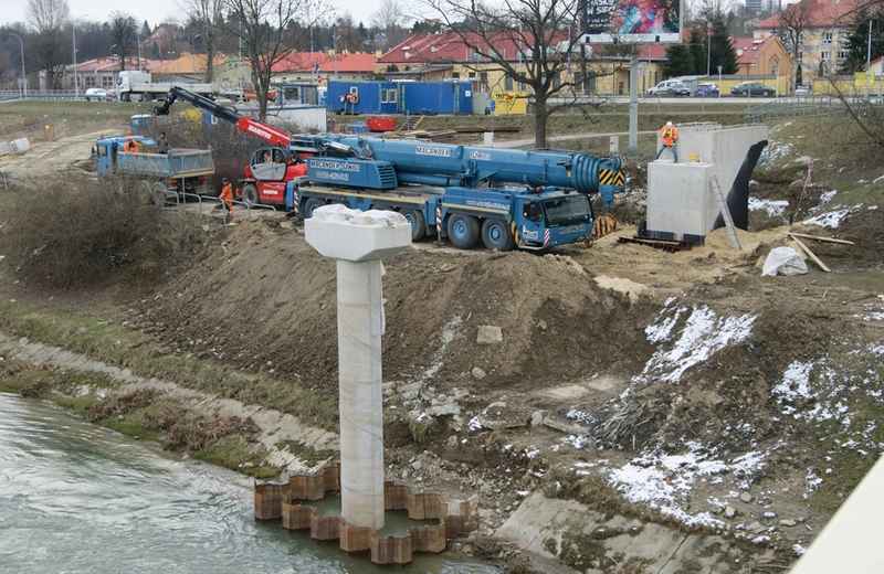 Trwa budowa kładek rowerowych w Rzeszowie. Utrudnienia dla pieszych przy moście Lwowskim