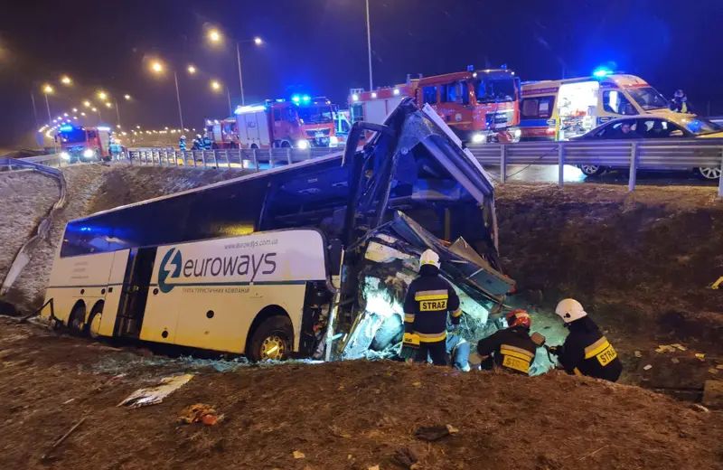 Wypadek autokaru na A4. 1 osoba nie żyje, 5 rannych