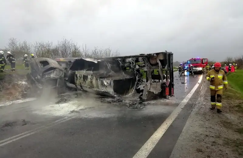 Zderzenie audi z cysterną na obwodnicy Leżajska. Kierowca osobówki zginął na miejscu, ciężarówka spłonęła