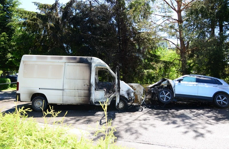 Czołowe zderzenia dostawczaka z osobówką. Bus się zapalił