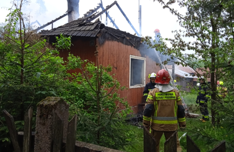 Pożar domu w Rakszawie. W środku znaleziono zwęglone zwłoki