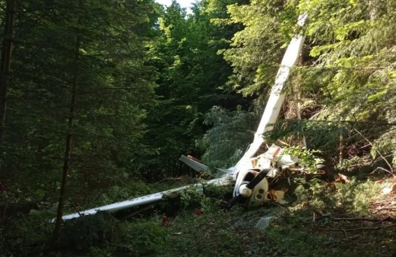 Wypadek w Bieszczadach. Awionetka uderzyła w drzewo. 3 osoby ranne 