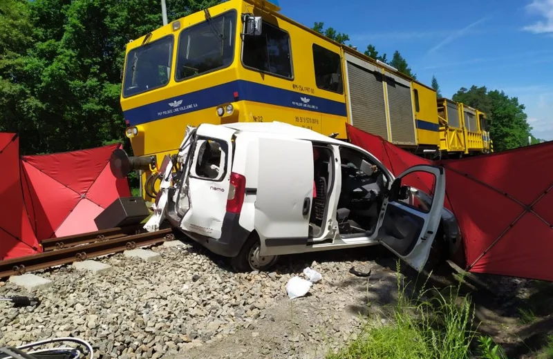 Tragedia w Brzeźnicy. 23-latka wjechała pod pociąg. Zginęła na miejscu