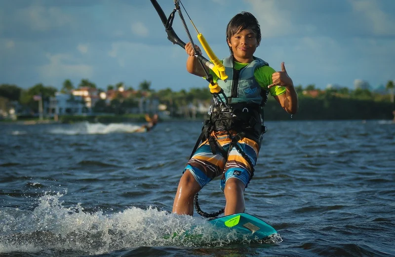 Dlaczego półkolonie windsurfingowe i kitesurfingowe są idealnym rozwiązaniem dla każdego dziecka?